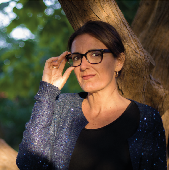 Lola Llatas, escritora polifacética con una clara inclinación hacia lo inquietante ha publicado obras como Bosque y El lugar invisible, esta última galardonada con el Premio Ignotus a Mejor Novela.